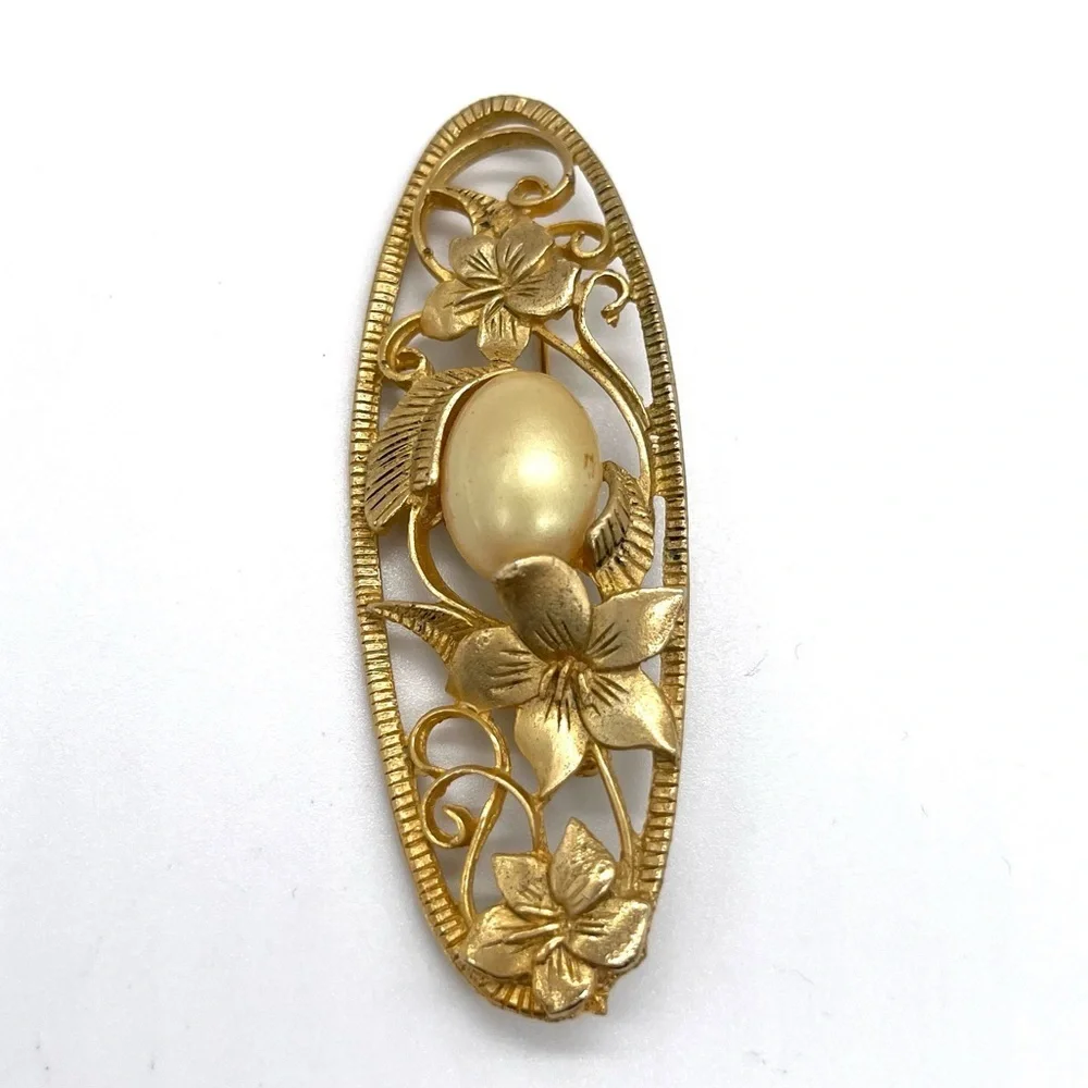 Vintage Brooch Flower and Faux Pearl Accent